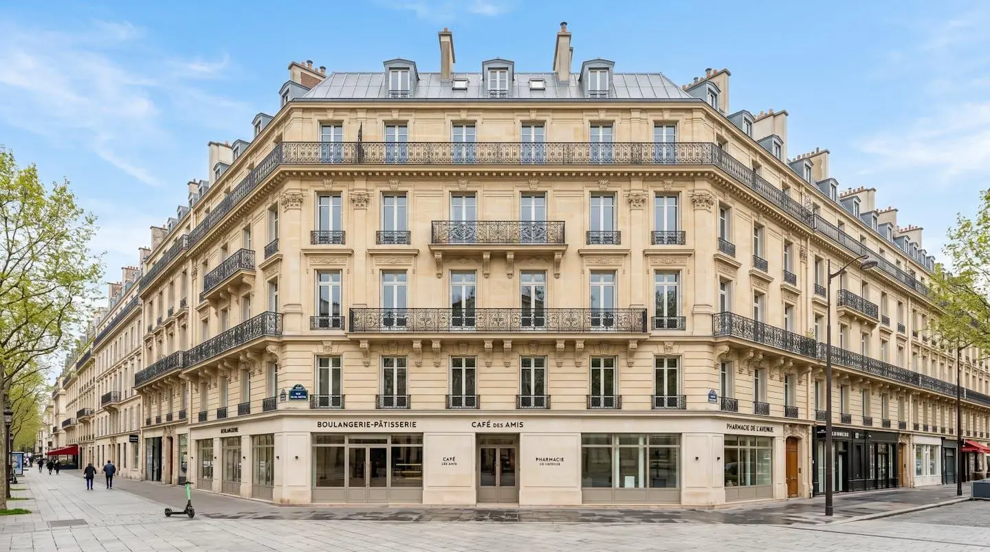 Façade d'un immeuble haussmannien élégant avec balcons en fer forgé et pierre de taille dans le 8ème arrondissement de Paris sous lumière naturelle